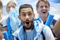 Аргентинська футбольна вентилятори cheering на матчі — стокове фото
