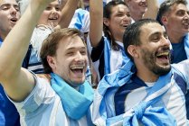 Fãs de futebol argentinos assistindo jogo de futebol — Fotografia de Stock
