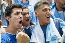 Fãs de futebol argentinos assistindo jogo de futebol — Fotografia de Stock