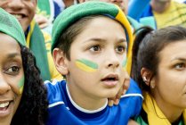 Fans de fútbol brasileño viendo partido de fútbol - foto de stock