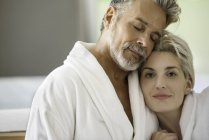 Paar in Bademänteln umarmt sich im Wellnessbereich — Stockfoto