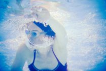 Портрет женщины, плавающей под водой — стоковое фото
