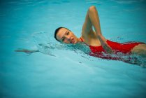 Retrato de Mujer nadando en la piscina - foto de stock