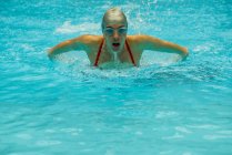 Retrato de Mujer nadando en la piscina - foto de stock