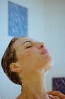 Close-up de jovem mulher chuveiro — Fotografia de Stock