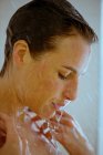 Крупним планом молода жінка приймає душ — стокове фото