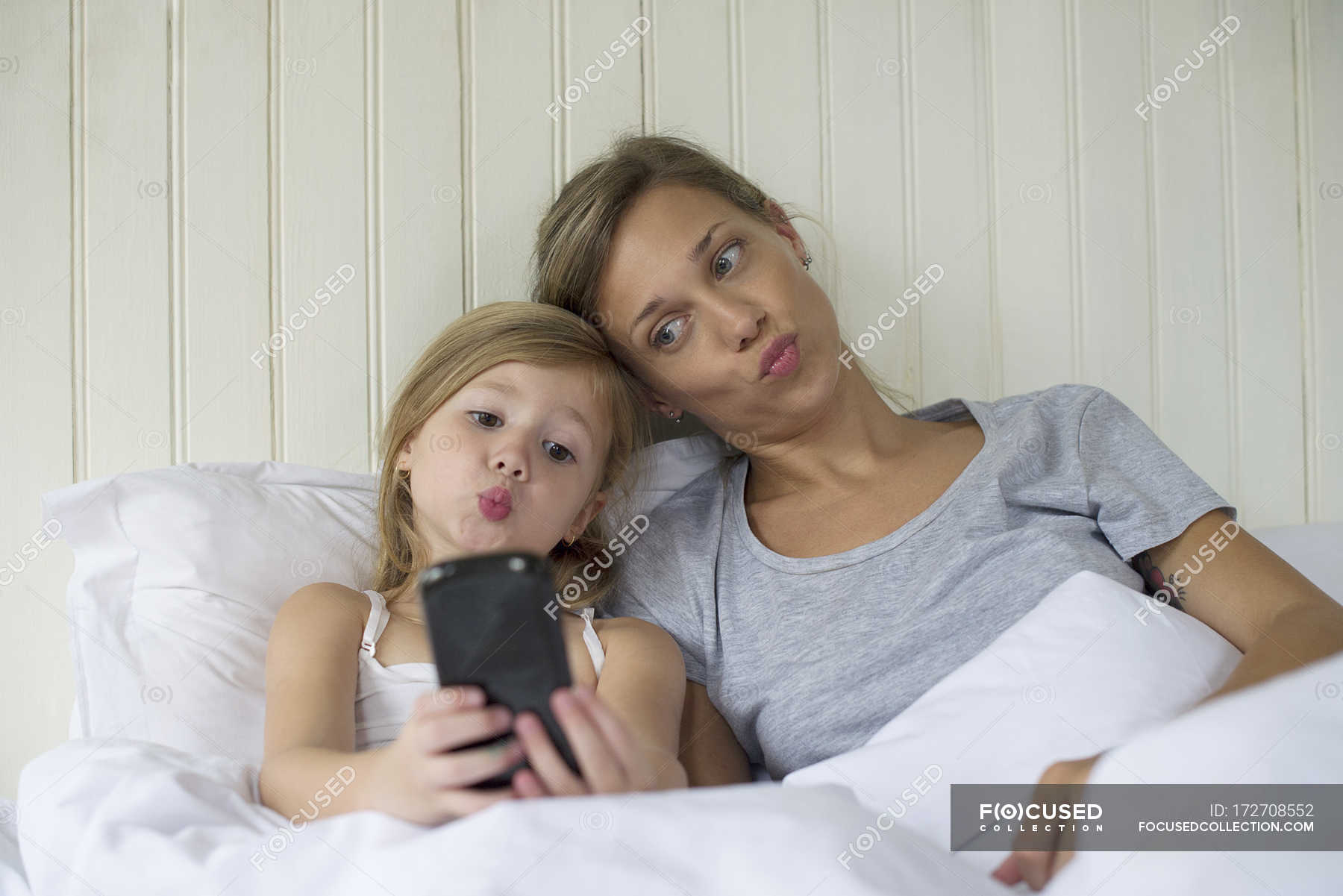 Madre E Hija Posando Para Selfie Chica Juntos Stock Photo