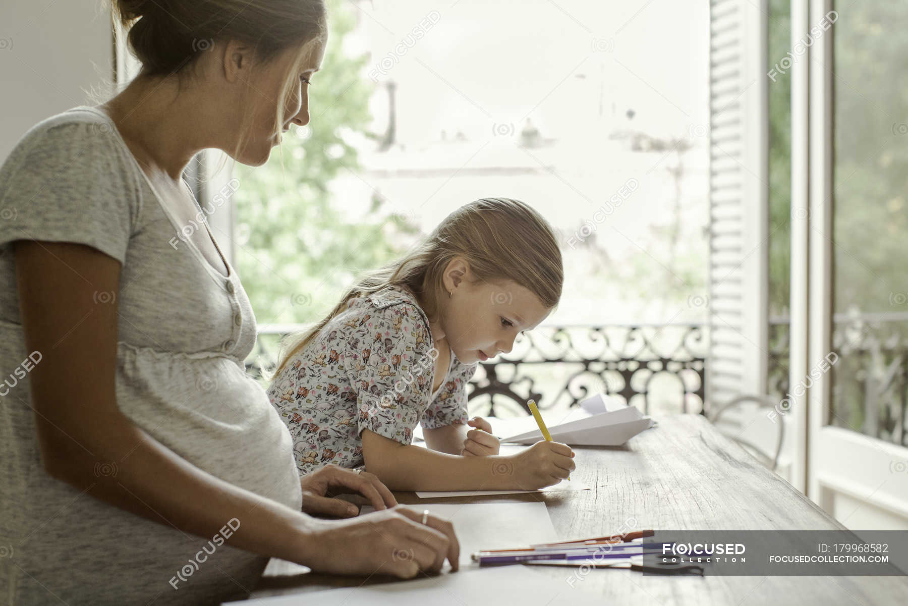 Мать и дочь вместе рисуют. — обожание, Любовь - Stock Photo | #179968582