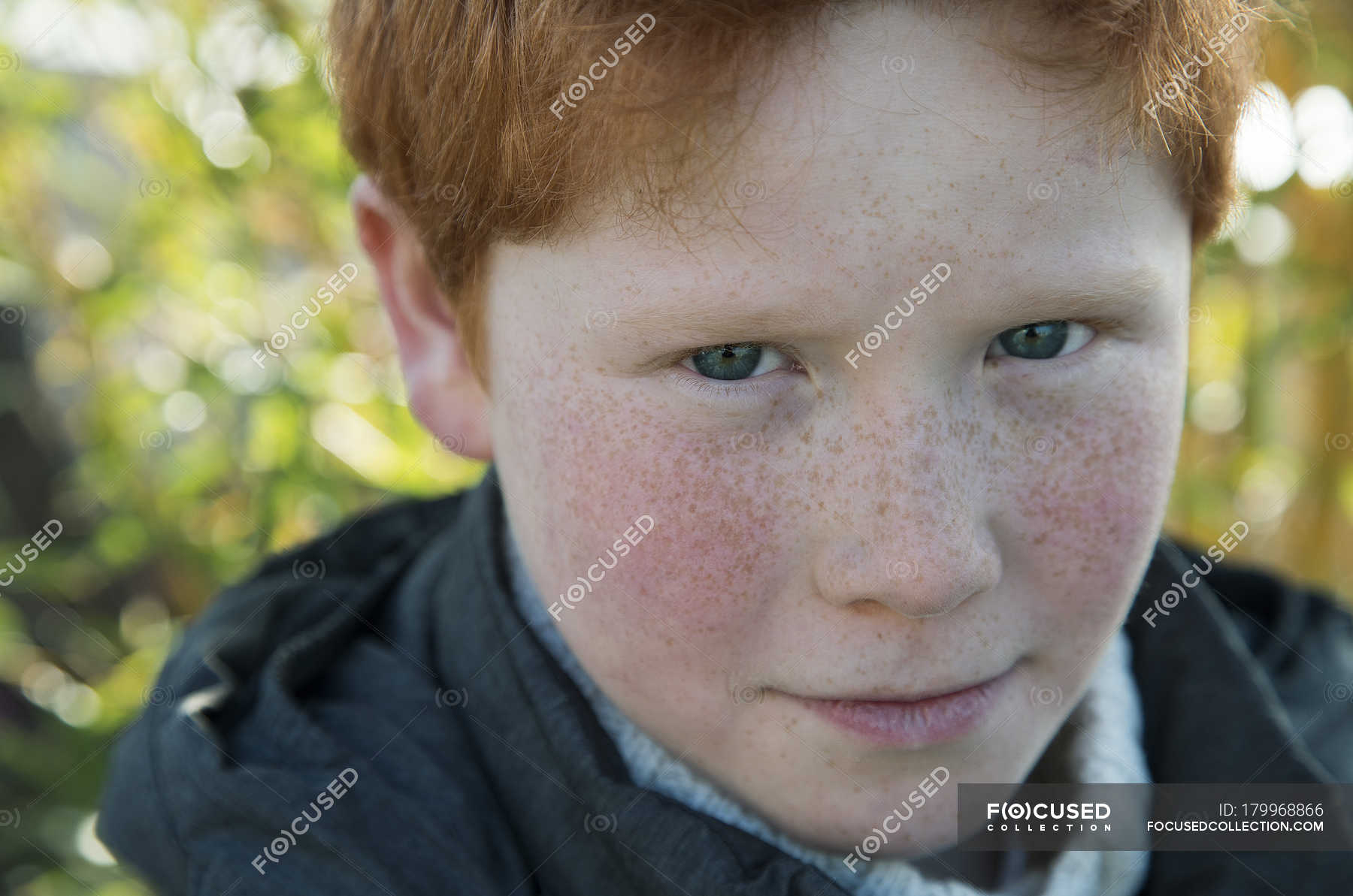 Retrato Estúdio Jovem Modelo Masculino Com Cabelo Vermelho Sardas