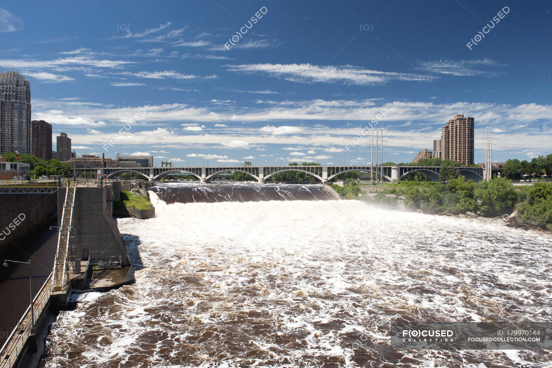 Dam on the Mississippi River in Minneapolis, Minnesota, USA — houses