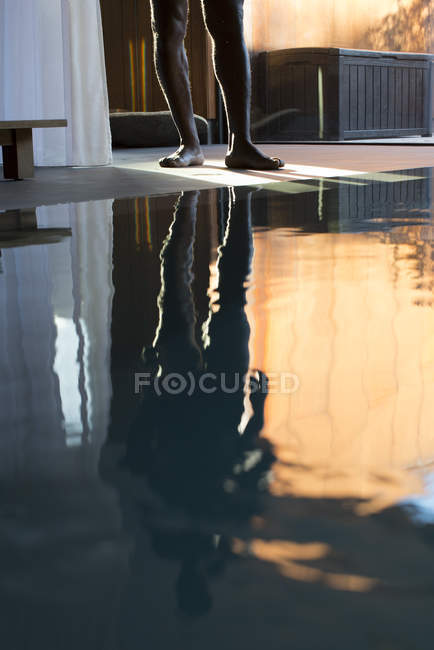 Мужское отражение в бассейне — стоковое фото