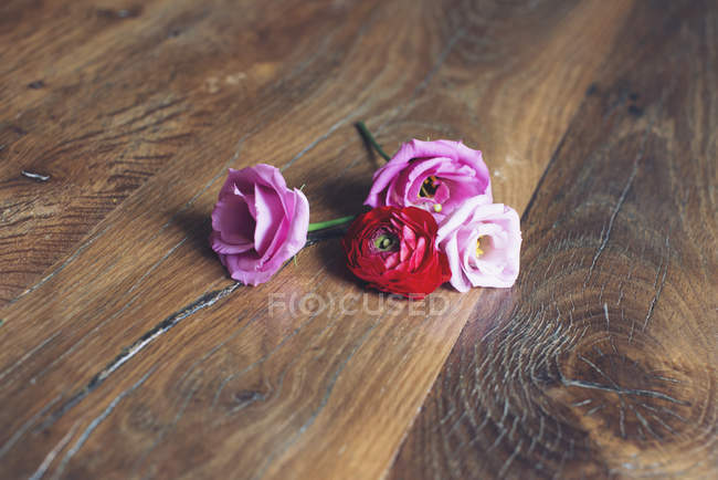 Rosas sobre mesa de madera - foto de stock