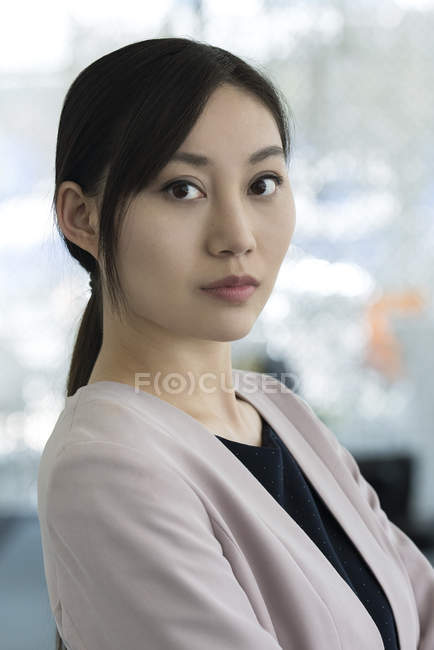 Портрет молодої азіатської серйозної бізнес-леді — стокове фото
