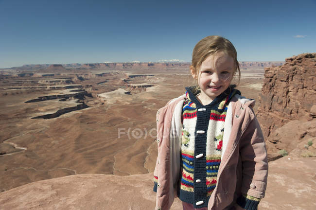 Девочка в Национальном парке Каньонлендс в штате Юта, США — стоковое фото