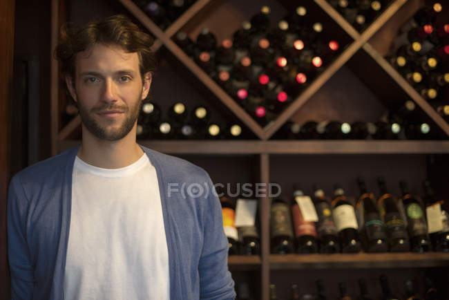 Sommelier in cantina, ritratto — Foto stock