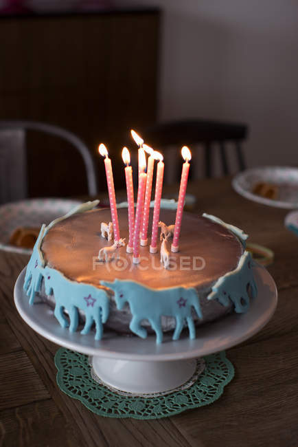 Gâteau d'anniversaire avec bougies allumées — Photo de stock