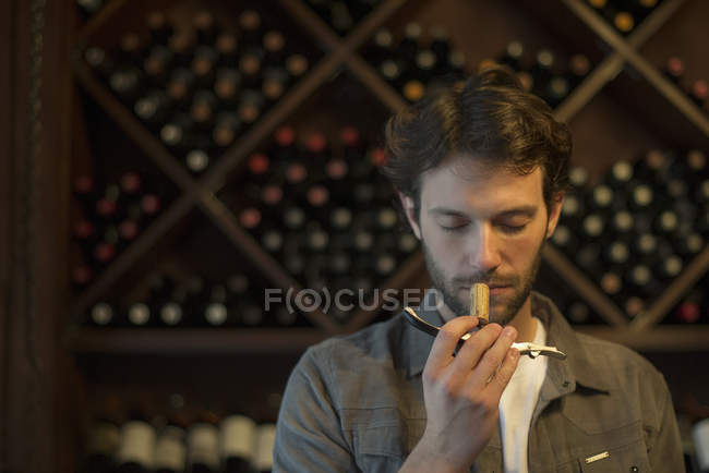Sommelier farejando cortiça de vinho na loja de vinhos — Fotografia de Stock