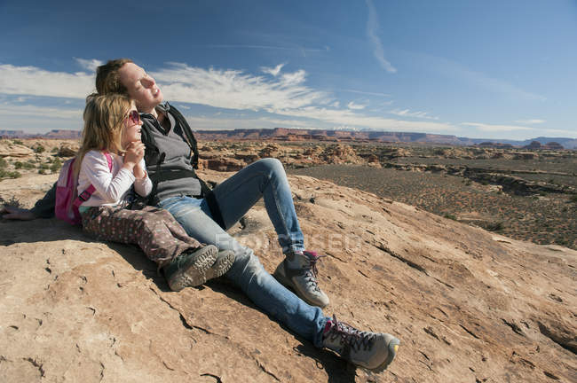 Mãe e filha descansando na rocha no Parque Nacional Canyonlands, Utah, EUA — Fotografia de Stock