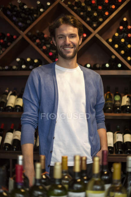 Barman au bar à vin, portrait — Photo de stock