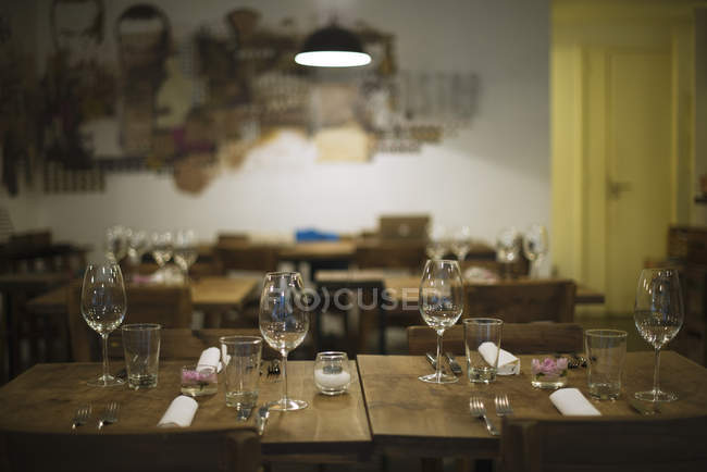 Restauranttisch für Gäste gedeckt — Stockfoto