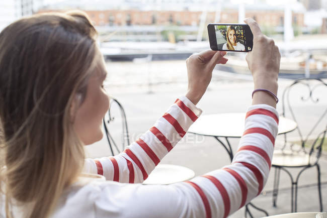 Junge Frau posiert für Selfie im Freien — Stockfoto