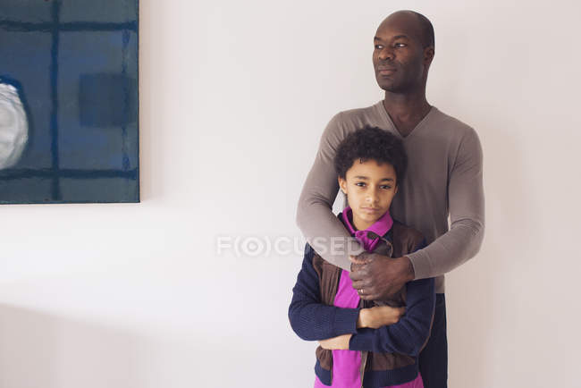 Boy leaning against father, portrait — Stock Photo