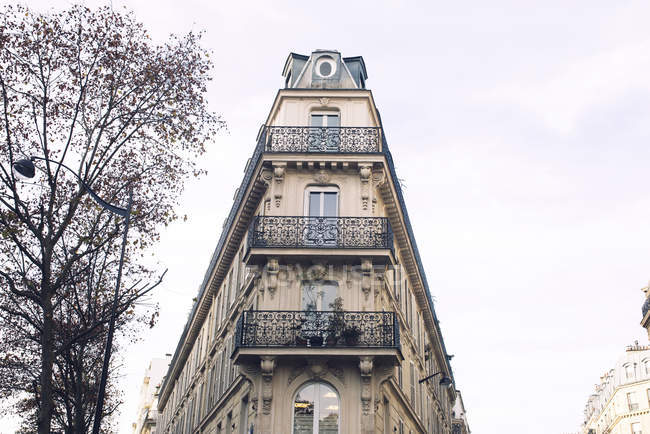 Balcons doublure immeuble d'appartements — Photo de stock