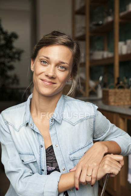 Портрет усміхненої білої жінки — стокове фото