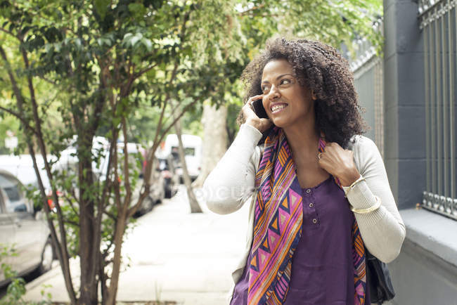 Afro-americana mulher falando no celular — Fotografia de Stock