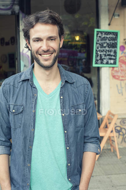 Мужчина, стоящий снаружи кафе, портрет — стоковое фото