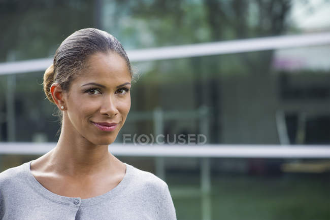 Porträt einer lächelnden Afroamerikanerin — Stockfoto