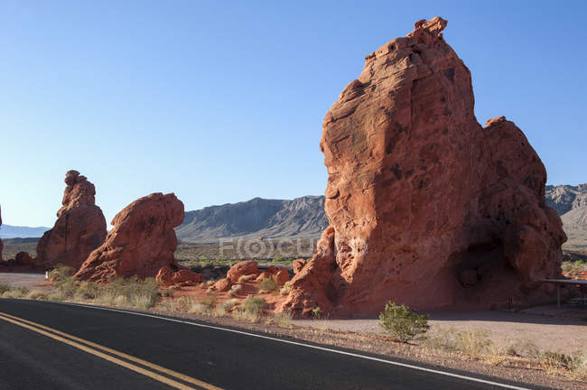 Скельні утворення вздовж дороги — стокове фото