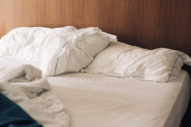 Незроблене ліжко в спальні — стокове фото