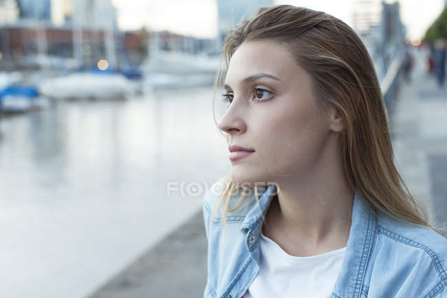 Jovem mulher olhando para longe em pensamento — Fotografia de Stock