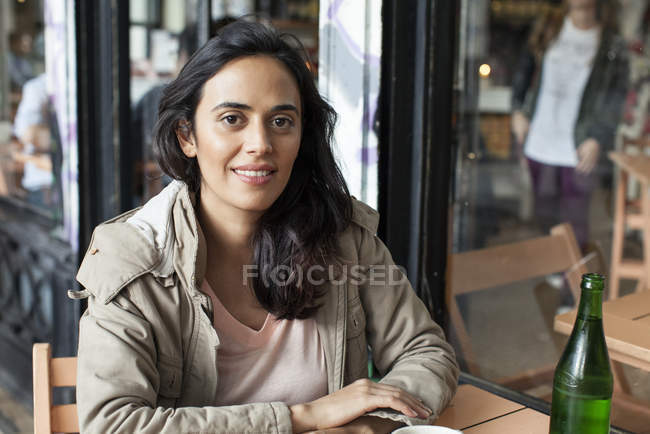 Porträt einer lächelnden Frau im Café — Stockfoto