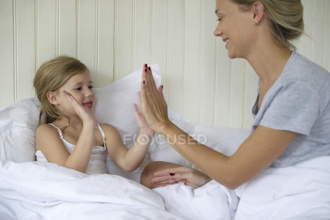 Mother and daughter playing clapping game — Stock Photo