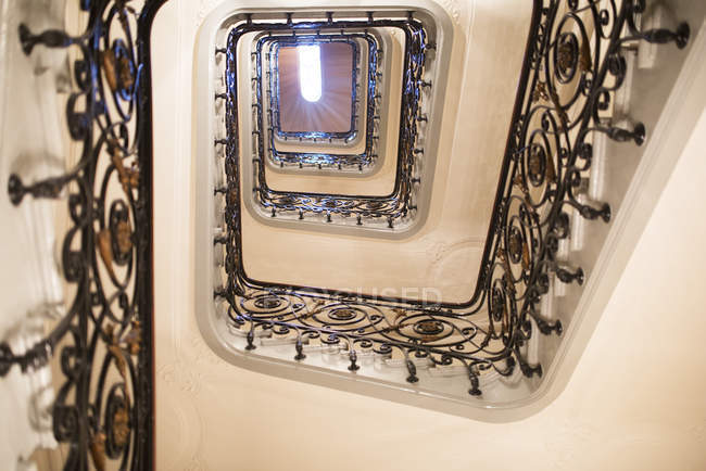 Escalera de caracol en el hotel - foto de stock