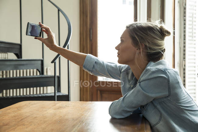 Жінка бере селфі зі смартфоном — стокове фото
