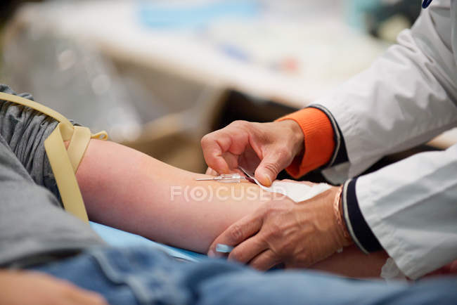 Person giving blood — Stock Photo