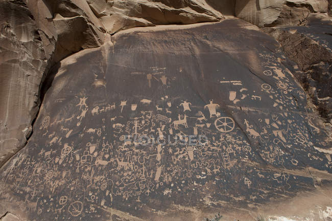 Petroglyphes à Newspaper Rock State Historic Monument — Photo de stock