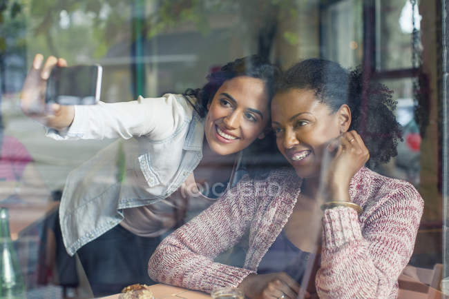 Femmes amis prendre selfie au café — Photo de stock