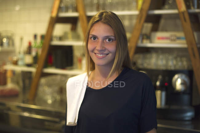 Портрет усміхненої офіціантки в кафе — стокове фото