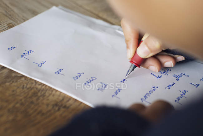 Criança escrevendo em papel — Fotografia de Stock