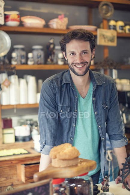 Усміхнений бородатий власник кав'ярні — стокове фото