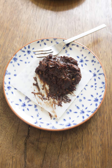 Над головой вид кусочка шоколадного торта на тарелке с вилкой — стоковое фото