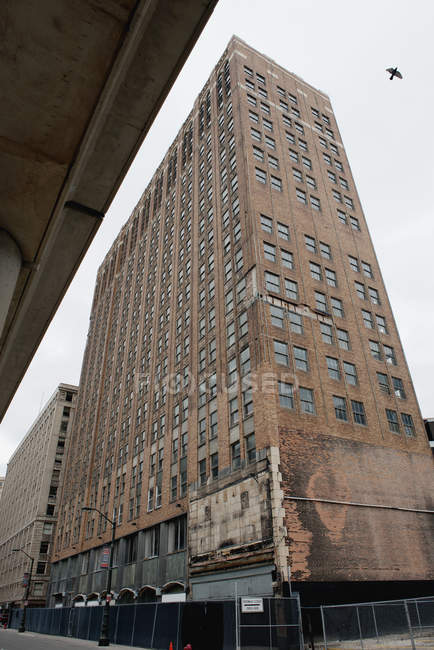 Edifício alto vazio em Detroit, Michigan, EUA — Fotografia de Stock