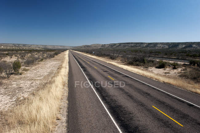 Autostrada vuota attraverso il paesaggio desertico — Foto stock