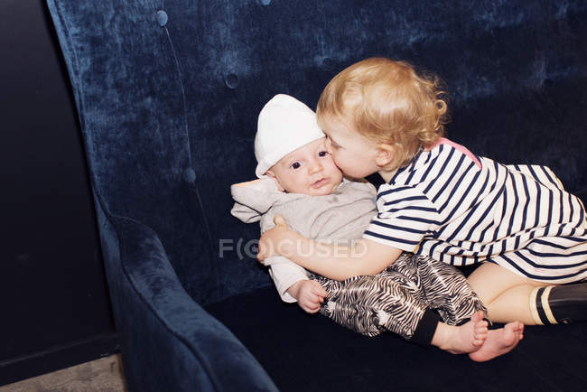 Тоддлер обнимает младшего брата — стоковое фото
