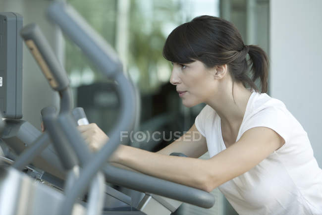 Woman exercising in health club — Stock Photo