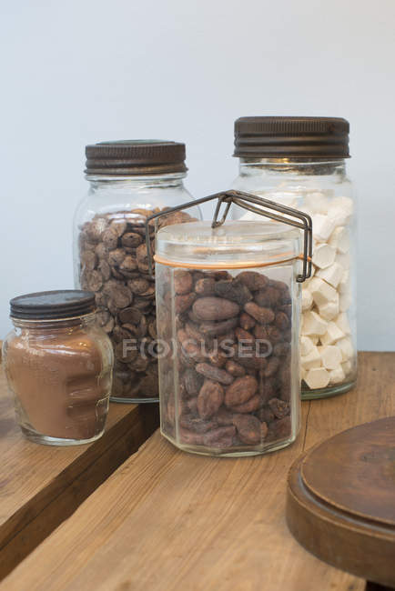 Primer plano de ingredientes para hornear en frascos de vidrio - foto de stock